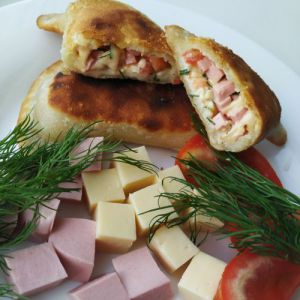 ️Чебурек с колбасой и сыром
